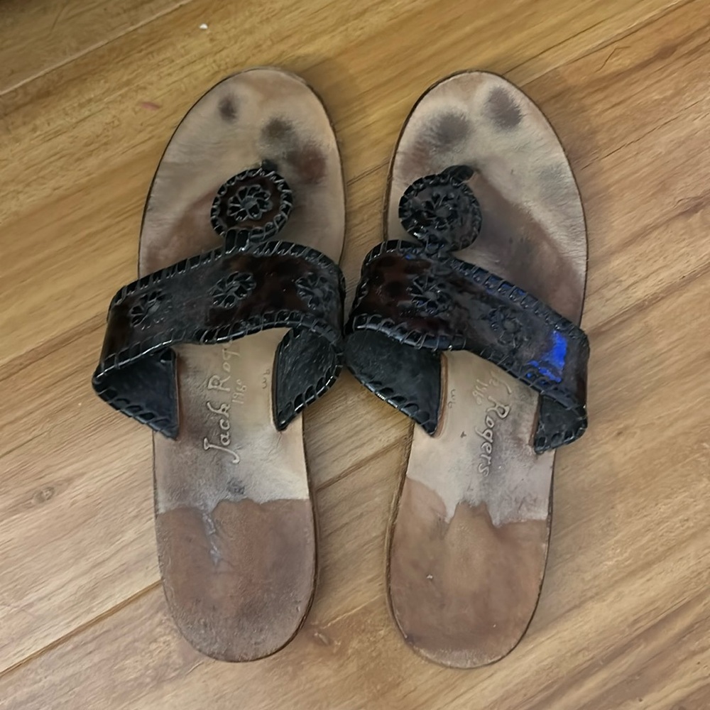 Jack Rogers 9
Price is reflective of condition. Still life left. No tears noted.